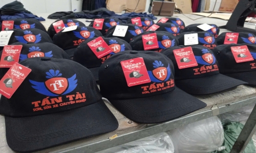 In nón tại xưởng áo thun